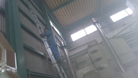 工場のお掃除をしてます。 工場のお掃除をしてます。