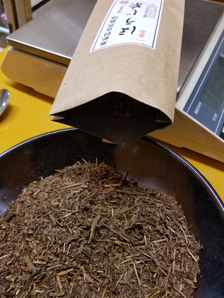 一番茶ほうじを袋詰めしました。 一番茶ほうじを袋詰めしました。