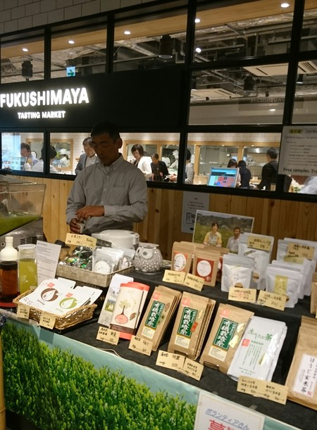 六本木にある福島屋さんで試飲販売中です。 六本木にある福島屋さんで試飲販売中です。