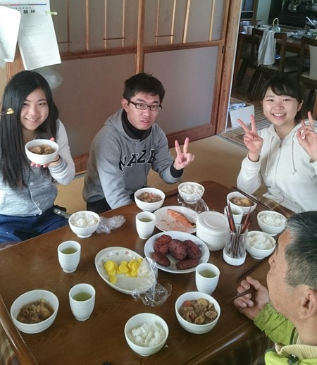ボランティアさんと草取りをしました。 ボランティアさんと草取りをしました。