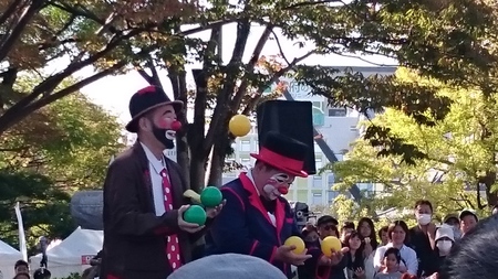 静岡で行われている大道芸を見に来ました。 静岡で行われている大道芸を見に来ました。