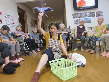 今日のレクリエーションは脳トレしながらボール遊び 2人3脚のひとり言