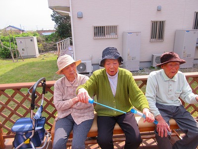 今日のレクリエーションはウッドデッキでシャボン玉♪♪