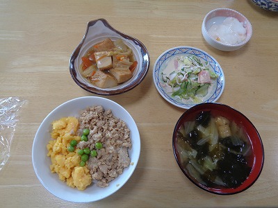 今日のランチは2色丼、カニカマサラダ