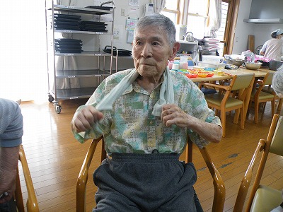 今日の看多機のレクリエーションはタオル体操と脳トレ
