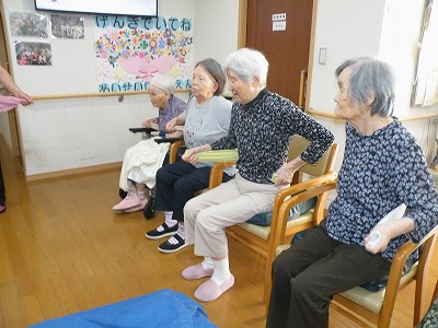 今日の看多機のレクリエーションはタオル体操と脳トレ