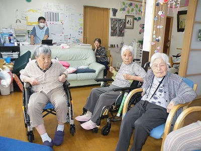 今日の看多機のレクリエーションはタオル体操と脳トレ