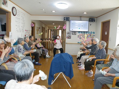 今日の看多機のレクリエーションはタオル体操と脳トレ