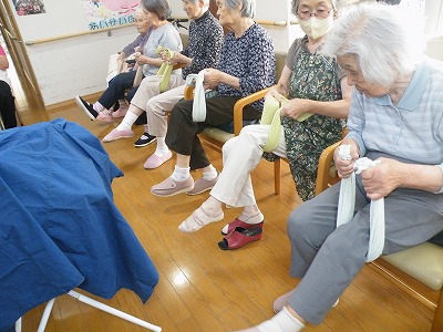 今日の看多機のレクリエーションはタオル体操と脳トレ