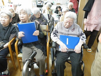 今日は久保田登起子先生の音楽療法