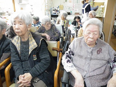 今日は久保田登起子先生の音楽療法