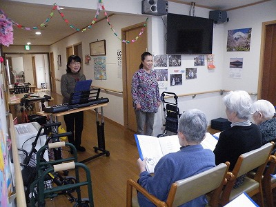 今日は久保田登起子先生の音楽療法～♪♬～