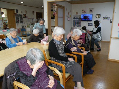 看多機のレクリエーションはビンゴゲームを楽しむ