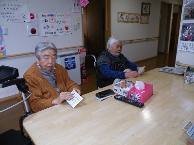 看多機のレクリエーションはビンゴゲームを楽しむ