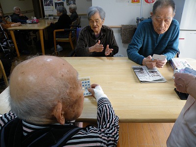 看多機のレクリエーションはビンゴゲームを楽しむ