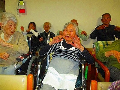 リンパマッサージの方法をマージュさんに指導していただく