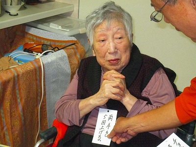 リンパマッサージの方法をマージュさんに指導していただく