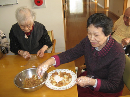 午後からは餅つき・からみ餅、ずんだ餅、きな粉餅作り