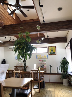 緑に囲まれた店内