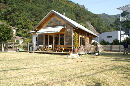Ｄｏｇｓ Ｇａｒｄｅｎびわの木