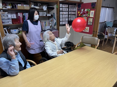 お泊り可能デイサービス　だんらんの家沼津／風船バレー
