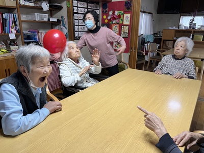 お泊り可能デイサービス　だんらんの家沼津／風船バレー
