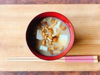 ひとつまみで塩分控えめ。なめこと豆腐の味噌汁