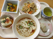 なでしこ産で昼食はいっぱい、美味しい、ヘルシー、栄養満点！