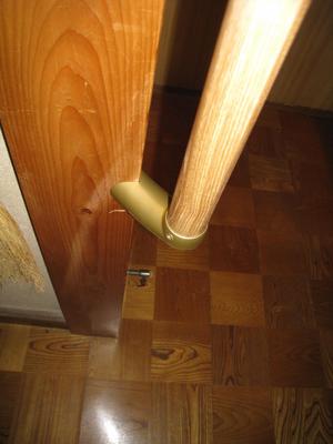 こんな変わった場所に手摺を付けました。