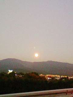 夕焼けの中の月
