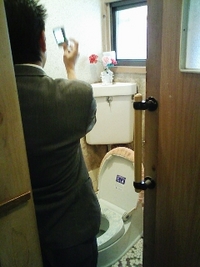 トイレで撮影会?