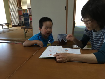 笑顔の挨拶でお出迎え