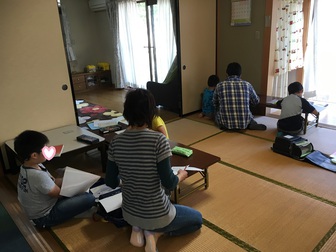 笑顔の挨拶でお出迎え