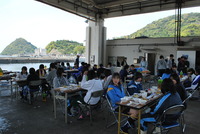 焼津水産高校が内浦湾でアジの養殖を学ぶ漁業実習