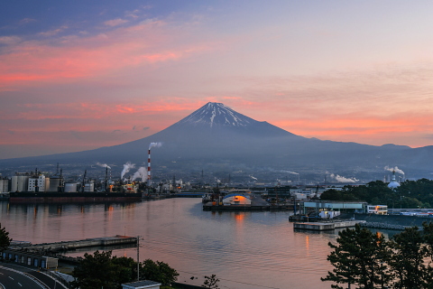 港からの朝焼け富士山