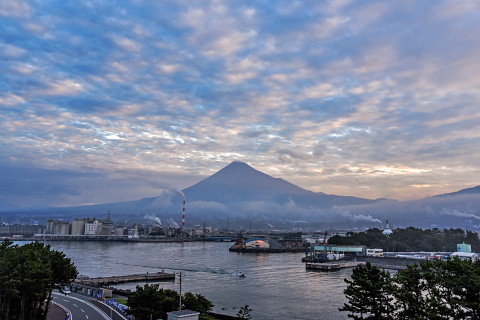 富士山上空に広がる鱗状の雲
