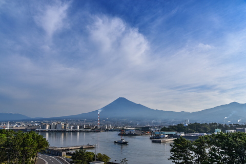 港からの綺麗な富士山と薄雲