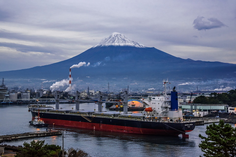 雪深くなった富士山と巨大船