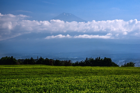 雲間からうっすら富士山
