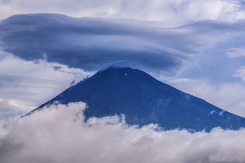 雲間から笠雲富士