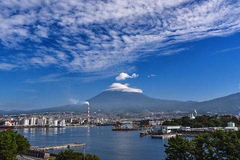 笠雲と秋の雲