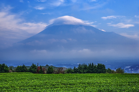 霞み模様の笠雲富士