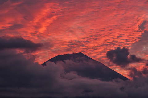 朝焼けとチラッと富士山
