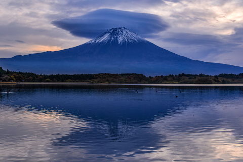 笠のような巨大吊るし雲