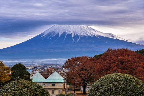 巨大な笠のような雲