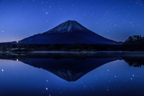 珍しい夜明けの幻想的な逆さ富士の貴重な静寂な作品。写真新美額装73×61.5cmインテリア小物