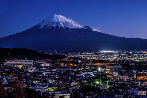 綺麗な冬富士と夜明けの富士市街