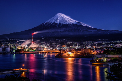 夜明けの港からの美しい富士山