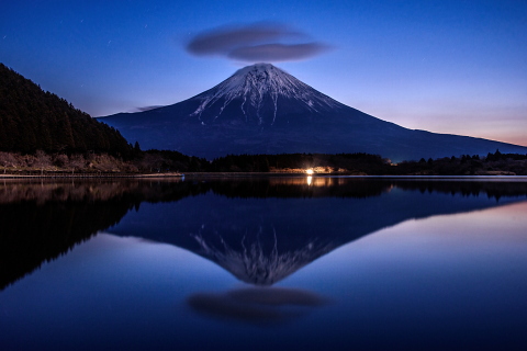 夜明けの逆さ笠富士
