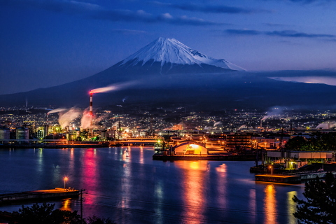 夜明けの港と富士山